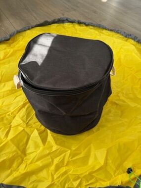 Toy play mat with storage